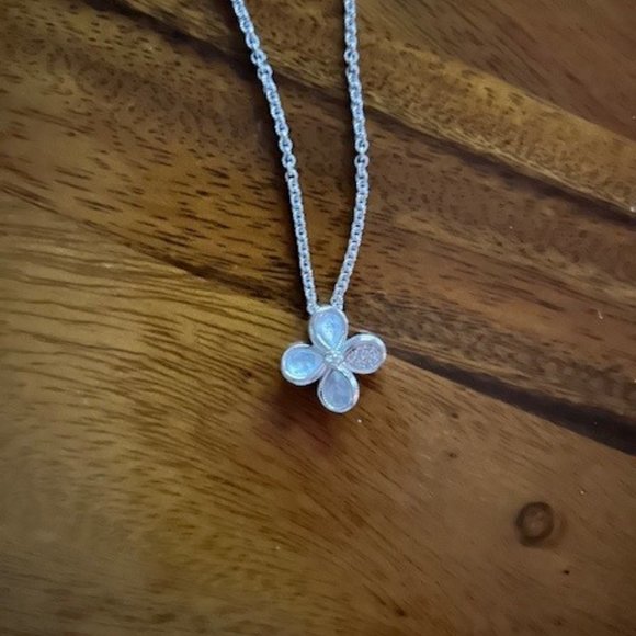 Jardin Flower Pendant Necklace With Mother Of Pearl And Diamonds - Picture 4 of 4